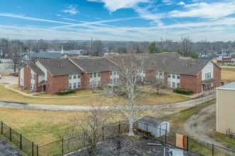 Cornerstone Village in Tulsa, OK - Foto de edificio - Building Photo