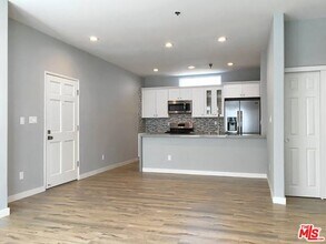 10560 Santa Monica Blvd in Los Angeles, CA - Building Photo - Building Photo