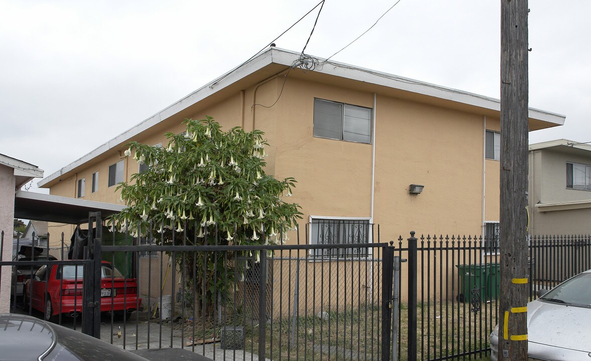 1035 76th Ave in Oakland, CA - Foto de edificio