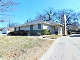 2212 Bolivar St in Denton, TX - Building Photo