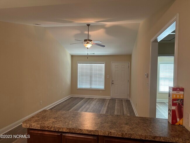 105 Oyster Ln in Hubert, NC - Foto de edificio - Building Photo