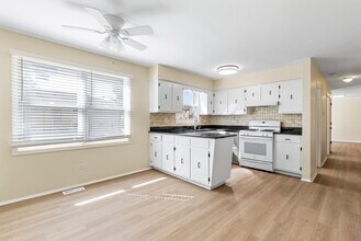 6617 N Northwest Hwy in Chicago, IL - Building Photo - Building Photo