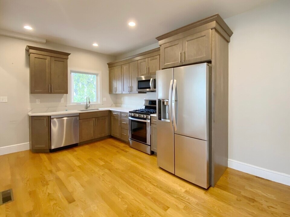 824 Winthrop Ave in Revere, MA - Building Photo