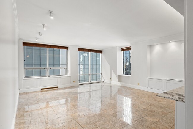 15 W 53rd St-Unit -19E in New York, NY - Building Photo - Building Photo