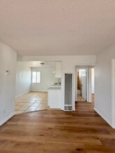 124 1/4 W 95th St, Unit 124 1.4 in Los Angeles, CA - Foto de edificio - Building Photo