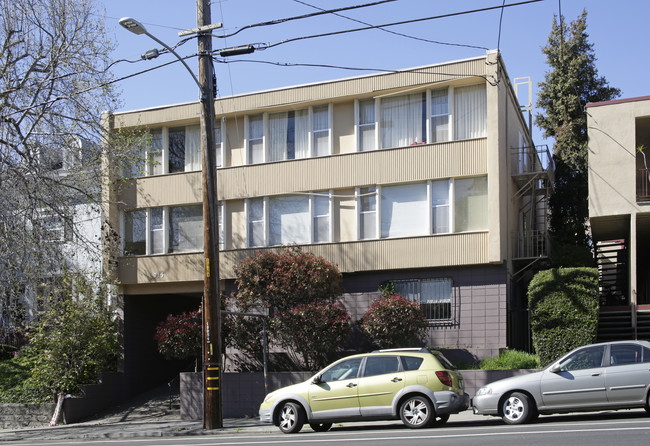 715 Oakland Ave in Oakland, CA - Foto de edificio - Building Photo