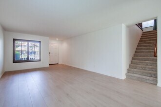 893 Via La Venta in San Marcos, CA - Foto de edificio - Building Photo