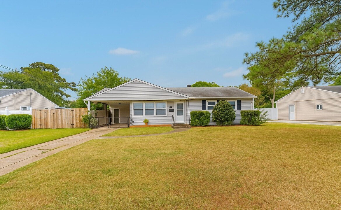 2228 Corbett Ave in Norfolk, VA - Building Photo