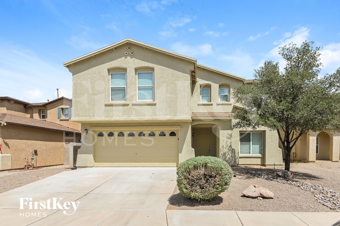 6887 S Martlet Dr in Tucson, AZ - Foto de edificio
