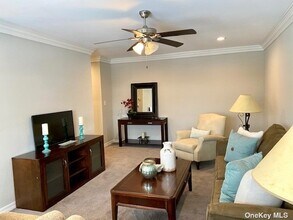 5 Williams Blvd-Unit -5-2G in Lake Grove, NY - Building Photo - Building Photo