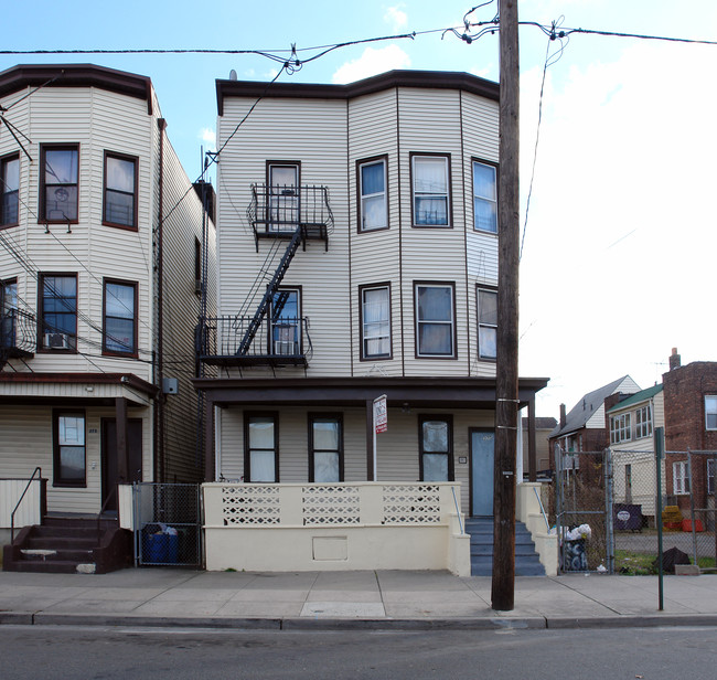 275 Oak St in Passaic, NJ - Foto de edificio - Building Photo