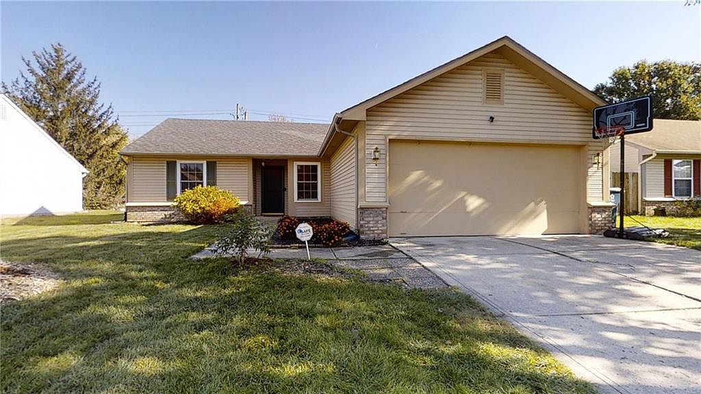 1527 Country Pointe Dr in Indianapolis, IN - Foto de edificio