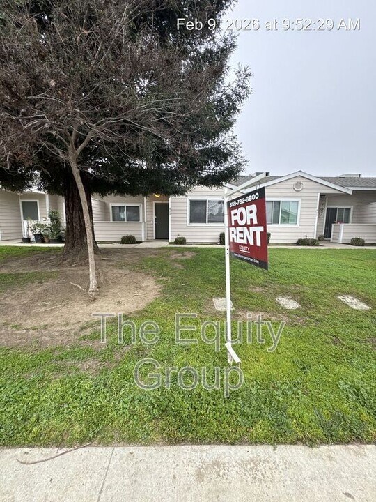 403 N Park St in Visalia, CA - Building Photo