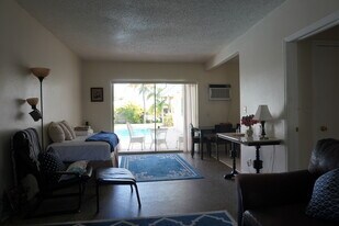 10911 NE 9th Ct, Unit Home in Bird Sanctuary in Biscayne Park, FL - Building Photo