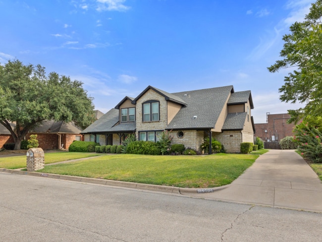 6504 Lago Vista Dr in Benbrook, TX - Foto de edificio - Building Photo