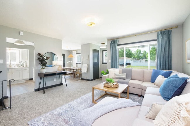 8910 Cambridge Dr in Parma, OH - Building Photo - Building Photo