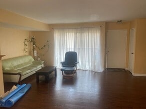 695 County Square Dr in Ventura, CA - Building Photo - Building Photo