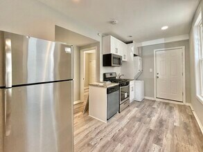 2424 W Iowa St in Chicago, IL - Building Photo - Building Photo