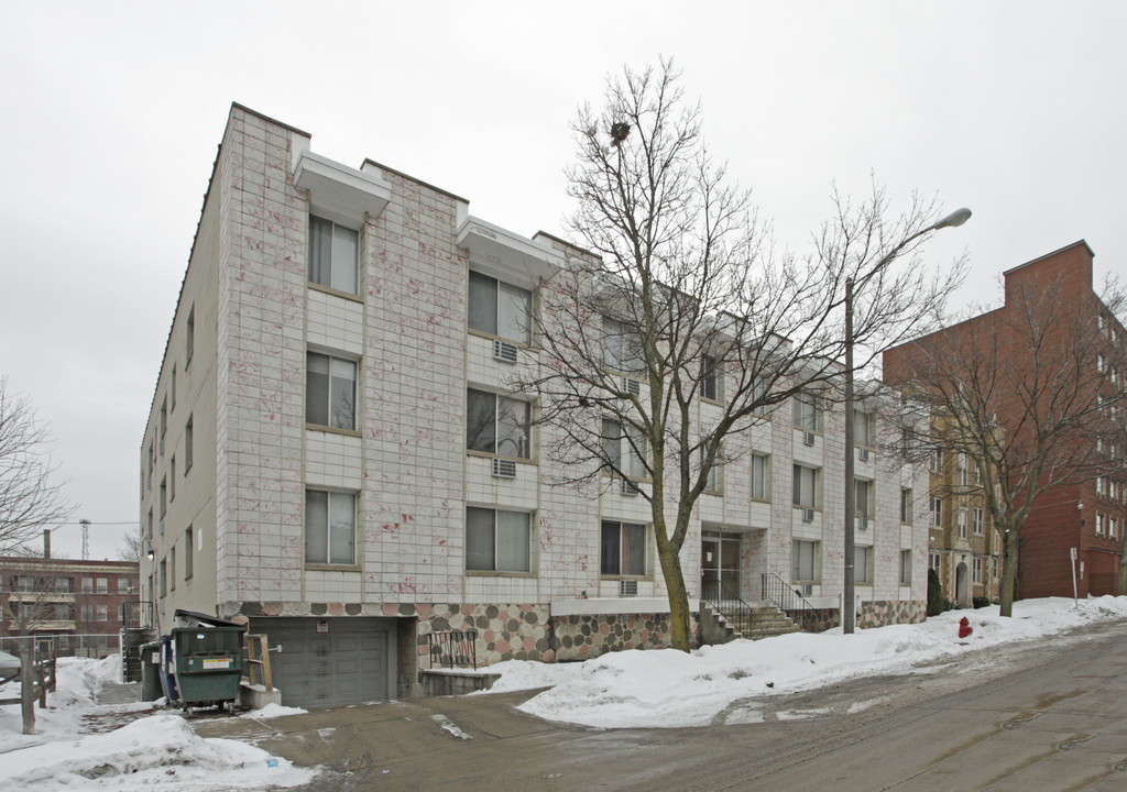 Contessa Apartments in Milwaukee, WI - Foto de edificio