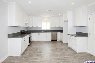 7435 Collett Ave in Van Nuys, CA - Foto de edificio - Building Photo