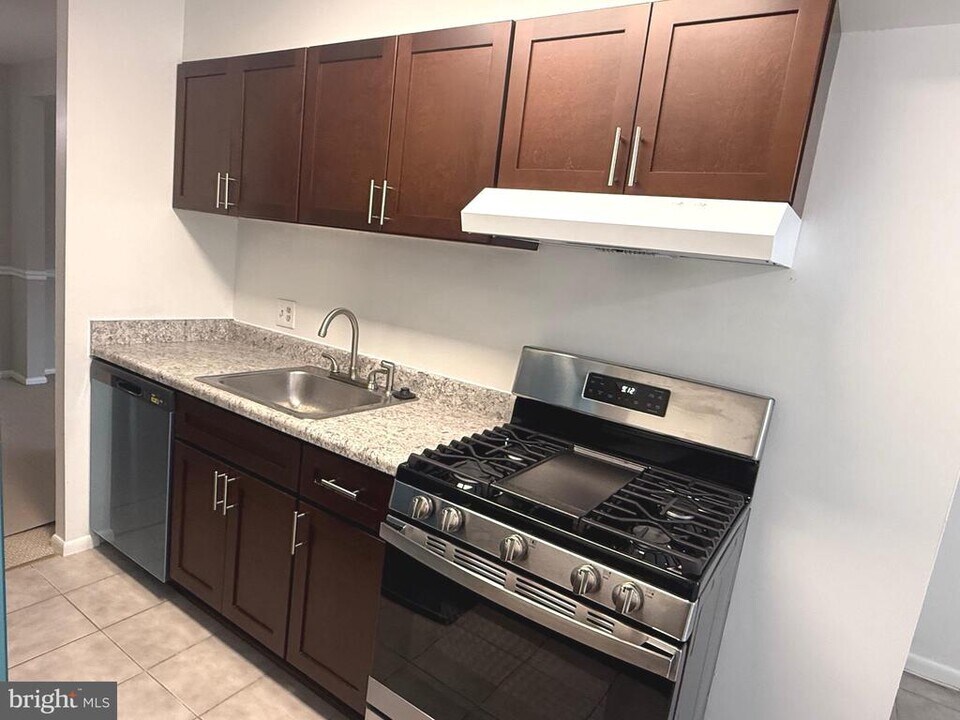 3300 Woodburn Village Dr in Annandale, VA - Building Photo