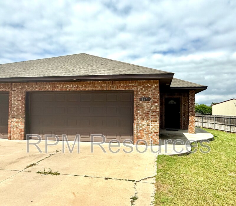 131 Bison Ct Way in Mustang, OK - Building Photo