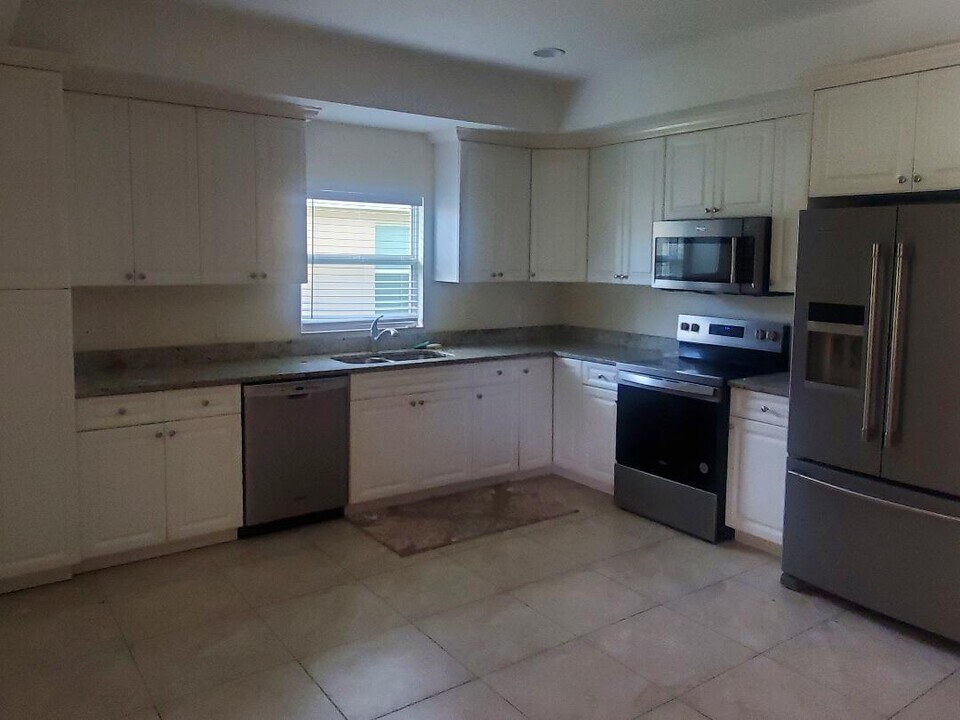 27700 S Roslin Pl, Unit Roslin 4 in Bonita Springs, FL - Building Photo