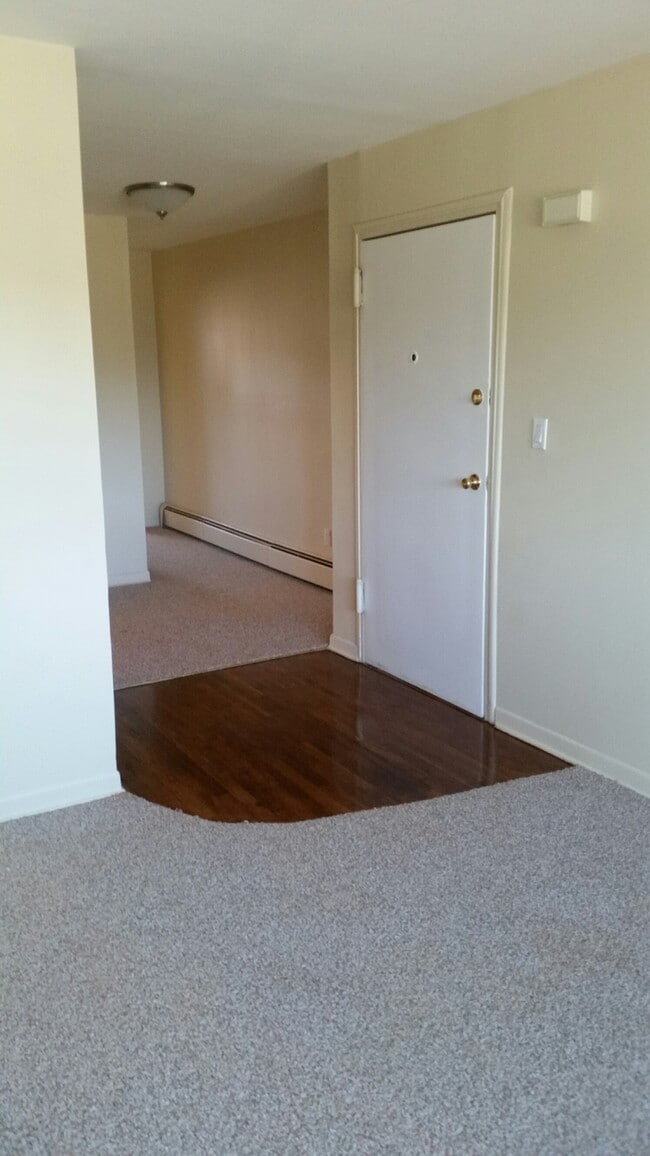 The Niche at Roman Gardens in Lindenhurst, NY - Foto de edificio - Building Photo