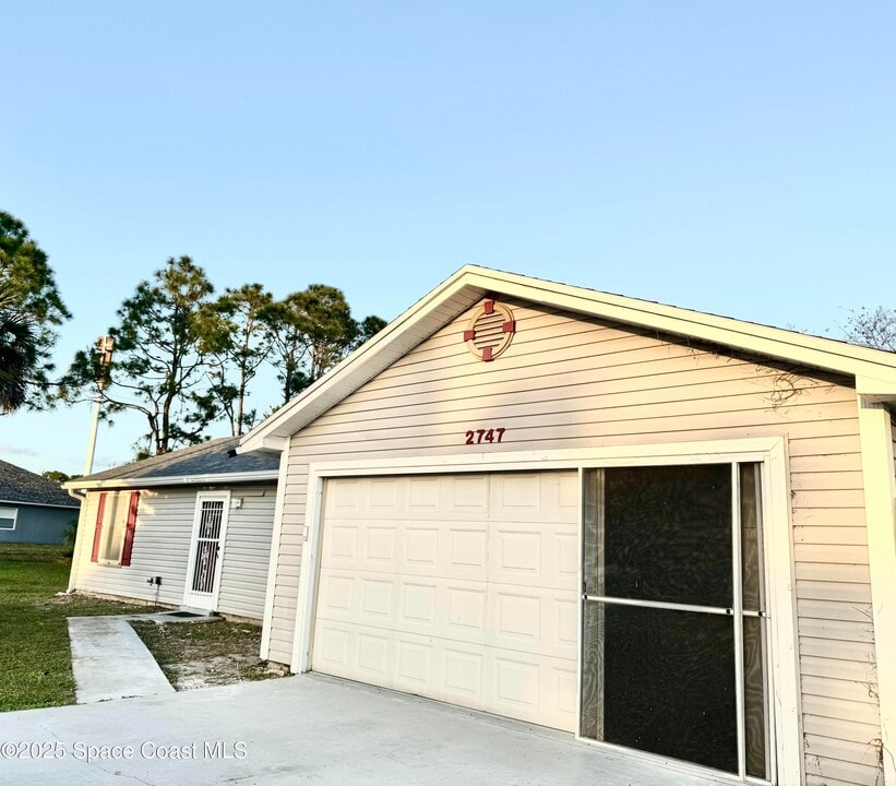 2747 Emerson Dr SE in Palm Bay, FL - Building Photo