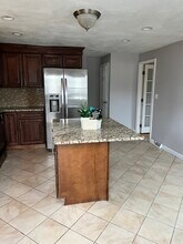 10 Whiting Way in Stoughton, MA - Foto de edificio - Building Photo