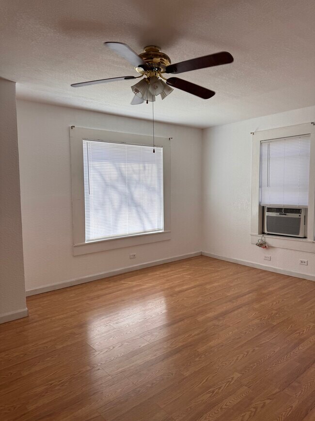 1206 1st St in Floresville, TX - Building Photo - Building Photo