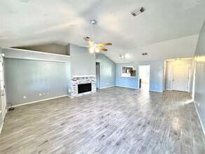 15807 Pilgrim Hall Dr in Friendswood, TX - Foto de edificio - Building Photo