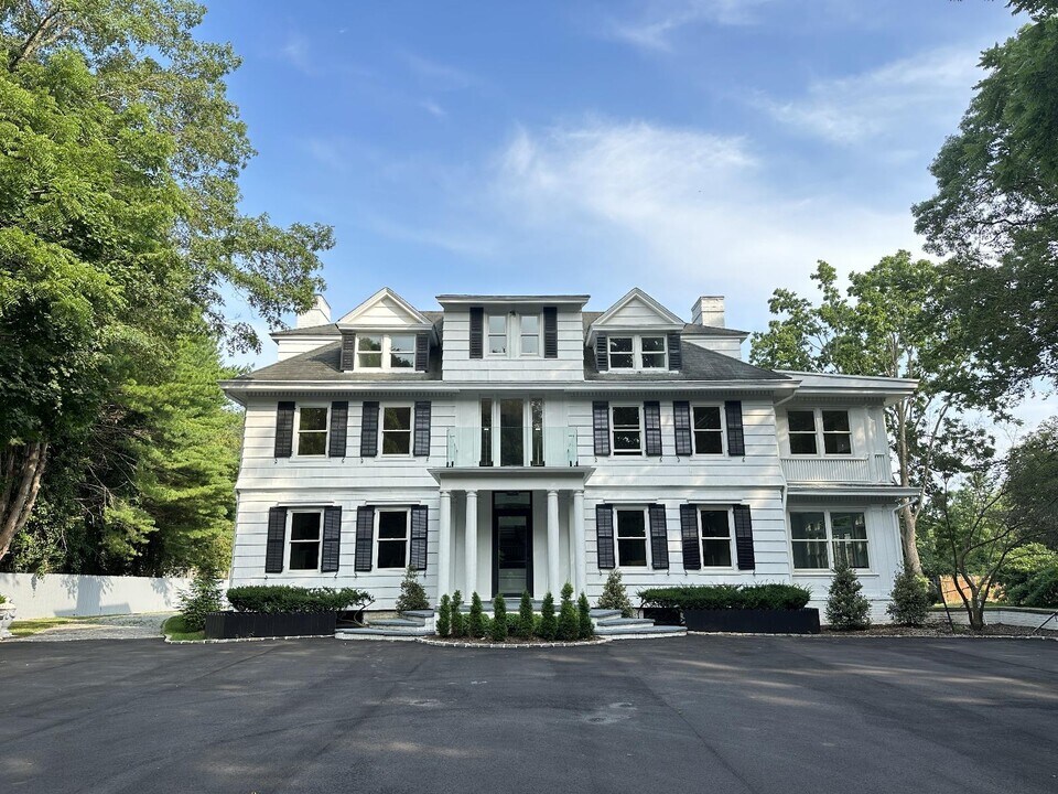 87 Wheatley Rd in Old Westbury, NY - Building Photo