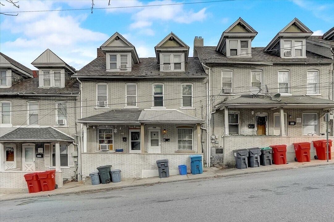 621 Hillside Ave in Bethlehem, PA - Building Photo