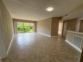 8781 Wiles Rd in Coral Springs, FL - Foto de edificio - Building Photo