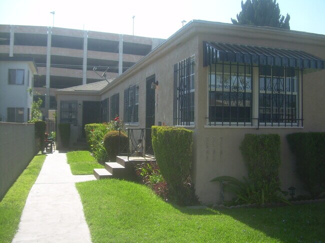 3503 S Bronson Ave, Unit 3435 in Los Angeles, CA - Building Photo - Building Photo