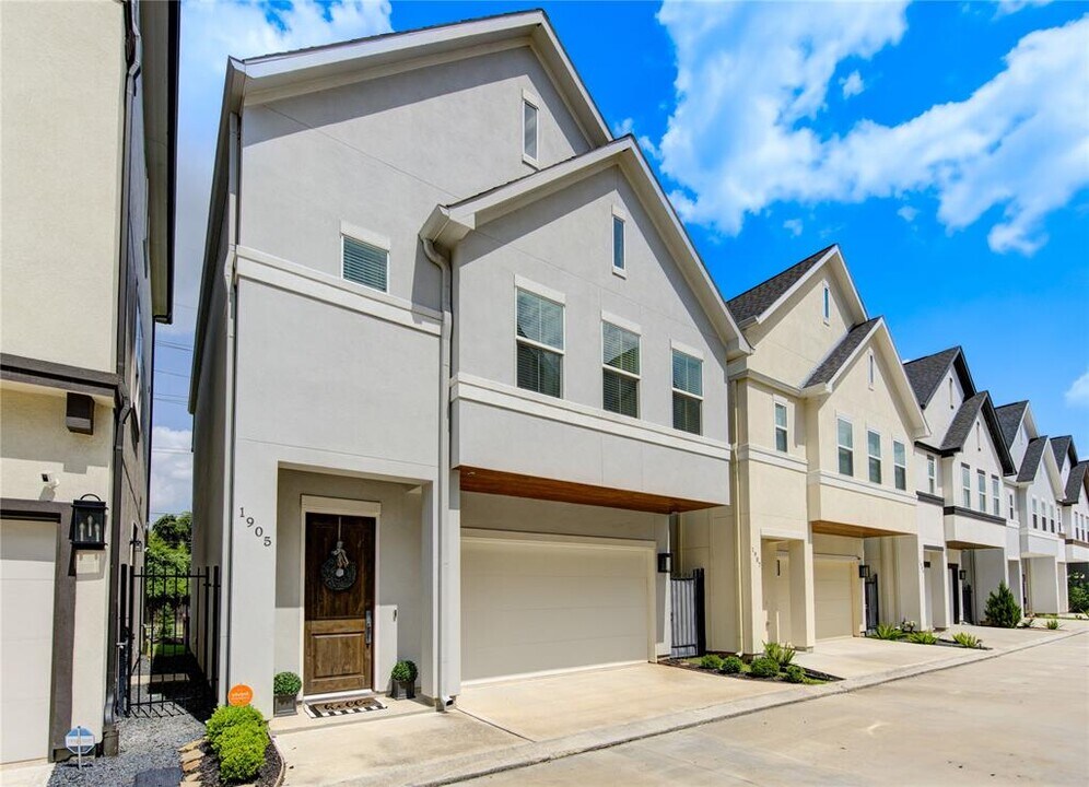 1905 Pueblo Nuevo Path in Houston, TX - Building Photo