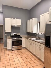 3221 Helen St in Oakland, CA - Foto de edificio - Building Photo