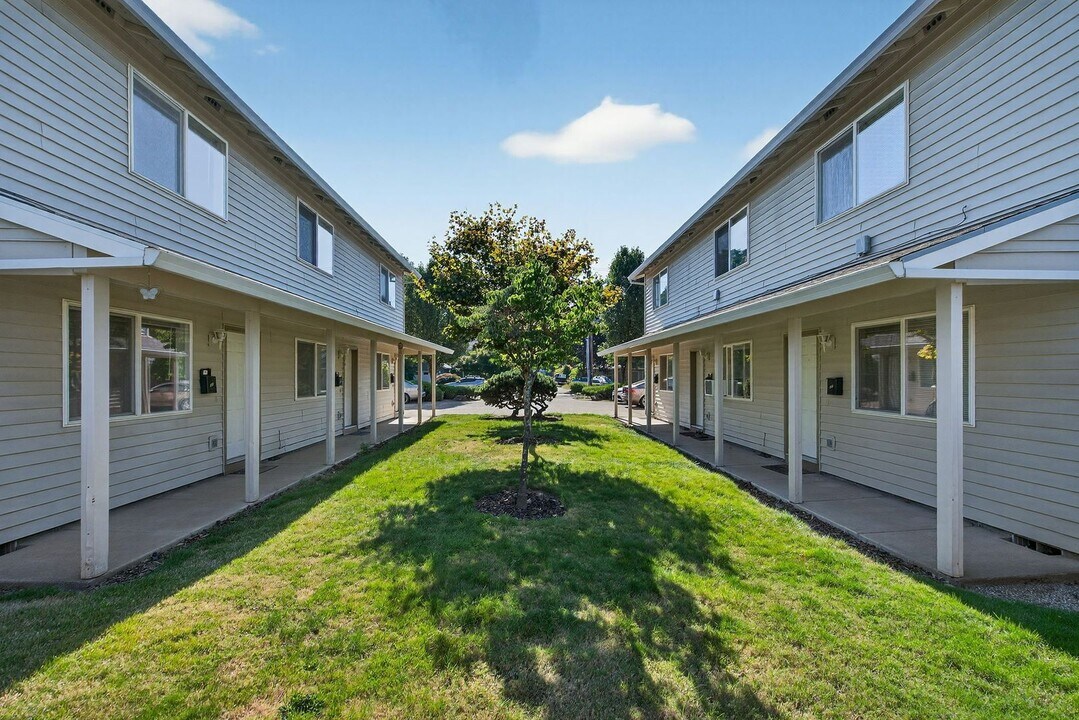 470-470 W Gloucester St in Gladstone, OR - Building Photo