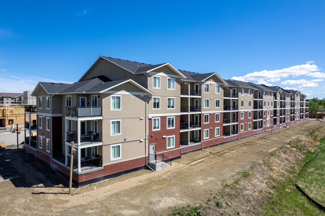 Central Creekside Villas in Airdrie, AB - Building Photo