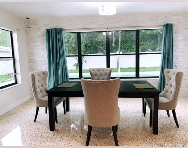 21410 NE 24th Ct-Unit -0 in Miami, FL - Foto de edificio