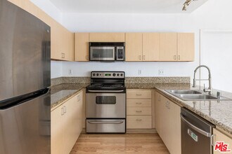 630W W 6th St in Los Angeles, CA - Building Photo - Building Photo