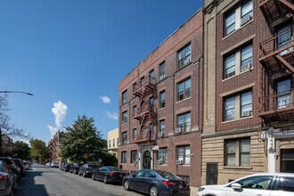 3044 32nd St in Astoria, NY - Foto de edificio - Building Photo