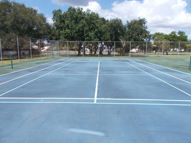 4261 Island Cir in Ft. Myers, FL - Building Photo - Building Photo
