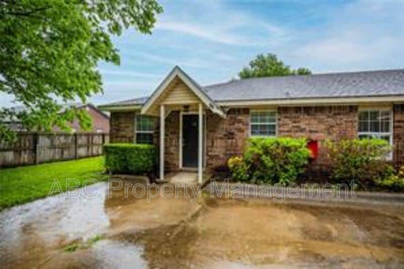 44 Locust St in Farmington, AR - Building Photo