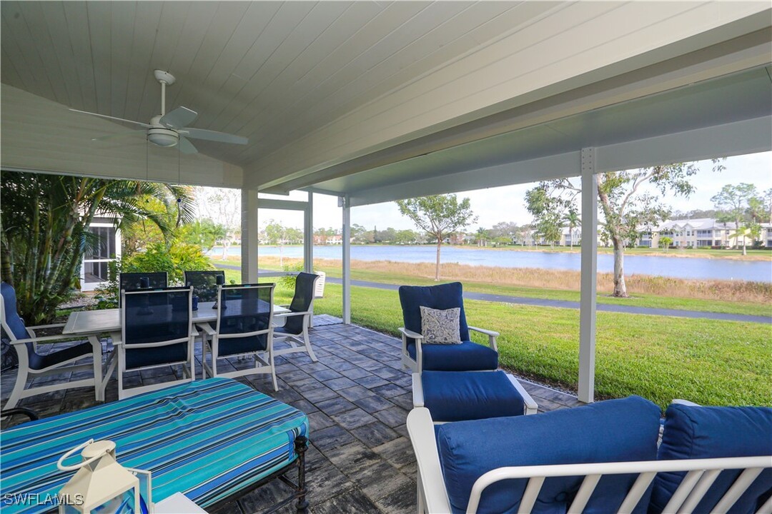 127 Bristol Ln in Naples, FL - Foto de edificio
