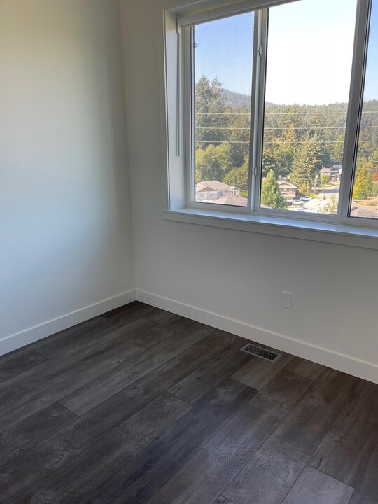 1167 Pullman Close in Victoria, BC - Building Photo