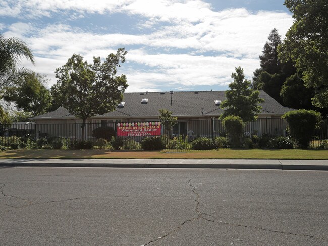 Claremont Senior Apartments in Clovis, CA - Foto de edificio - Building Photo
