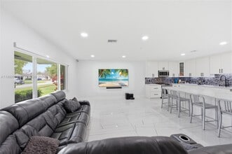 12002 NW 27th Dr in Coral Springs, FL - Foto de edificio - Building Photo