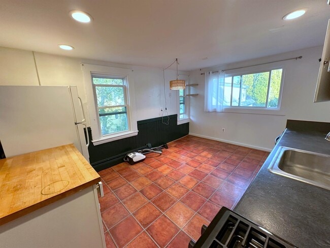 92 Pleasant St, Unit 3 in Cambridge, MA - Building Photo - Building Photo